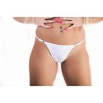 Witte string met zilveren versiersel